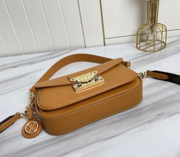 Replica Louis Vuitton Spring Summer 2022 Swing Bag In Hazelnut Brown - Image 4